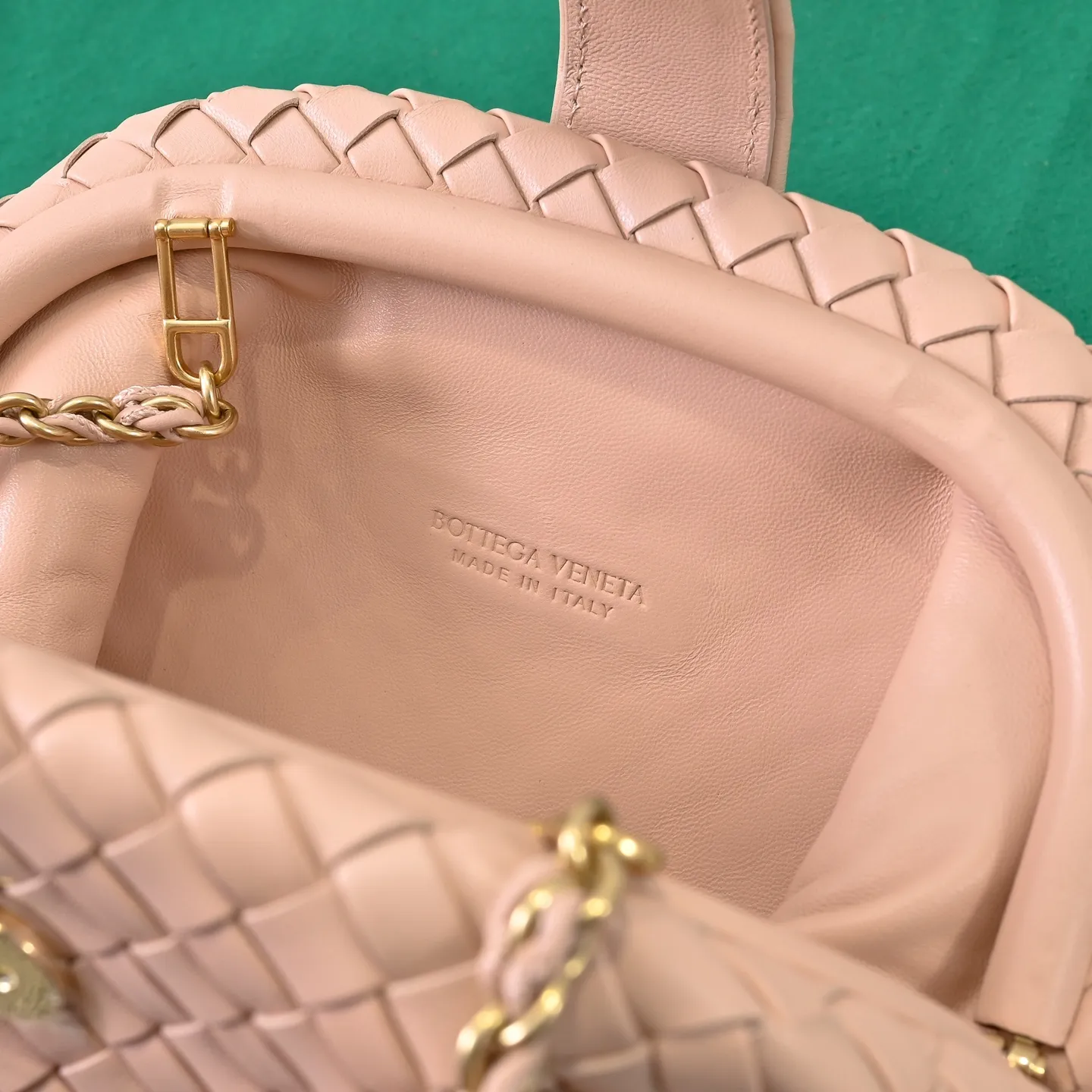Batch 1880 BOTTEGA VENETA LAUREN 1980 small clutch bag is new! The small size that many people are squatting on is finally here. The self-adjustable zipper is a highlight of this bag. After being removed, it can be used as a handbag for important occasions. One bag unlocks two carrying methods at the same time. It is practical and has a unique sense of structure and beautiful lines. It is more elegant than a small cloud. It is a tribute to the classics and the pursuit of modernity. Style number: 4038 Size: 27*15*8cm